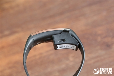 华为首款运动手环开箱图赏 一体机身设计，无惧海水挑战